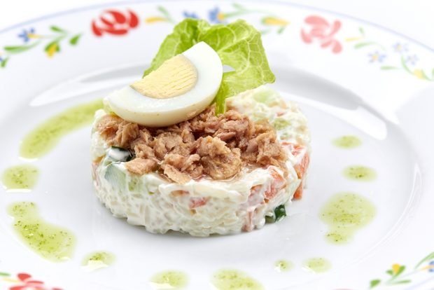 Salad with tuna, rice and vegetables