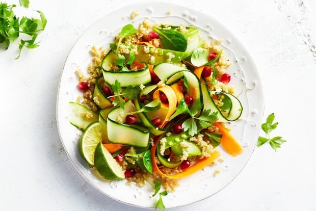 Salad with vegetables and quinoa 