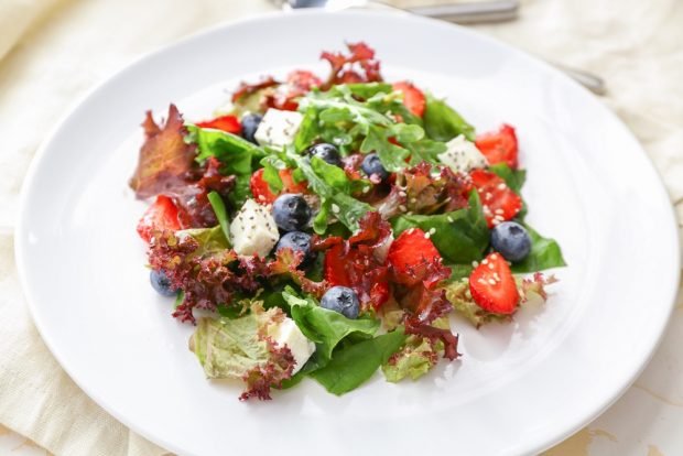 Salad with berries and feta 