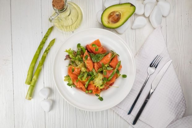 Salad with red fish and asparagus