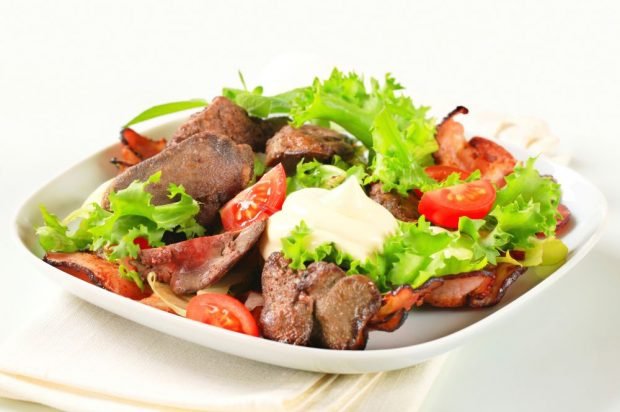 Chicken liver, bacon and cherry tomatoes salad is a simple and delicious recipe, how to cook step by step