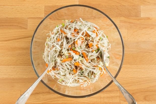 Cabbage salad with canned fish is a simple and delicious recipe, how to cook step by step