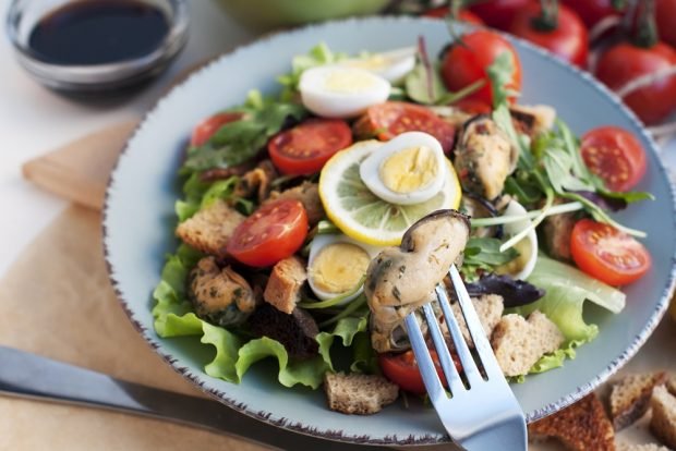 Salad with mussels and crackers is a simple and delicious recipe how to cook step by step