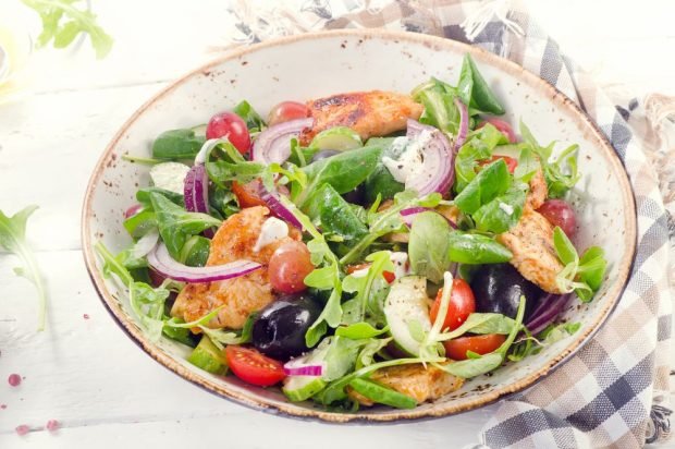 Meat salad with grapes, olives and fresh vegetables 