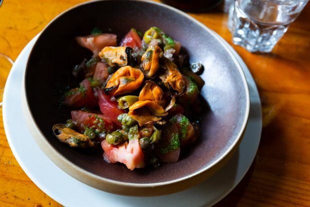 Salad with mussels and pesto