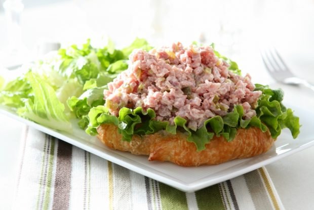 Chopped salad with ham 