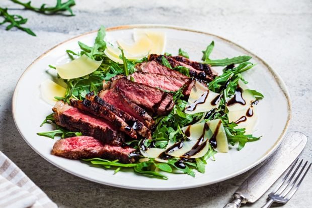 Salad with beef and cheese