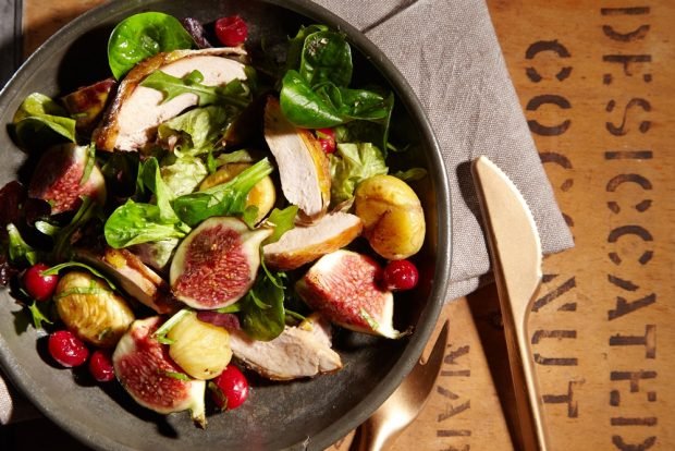 Salad with new potatoes, smoked chicken and figs