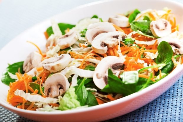 Salad with mushrooms and carrots 