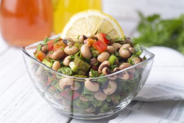 Salad with beans and gherkins