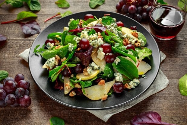 Salad with pear, grapes and dor blue is a simple and delicious recipe, how to cook step by step