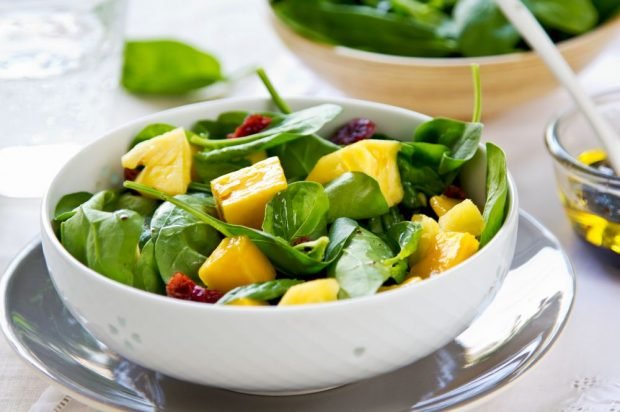 Pineapple, mango and spinach salad – a simple and delicious recipe, how to cook step by step