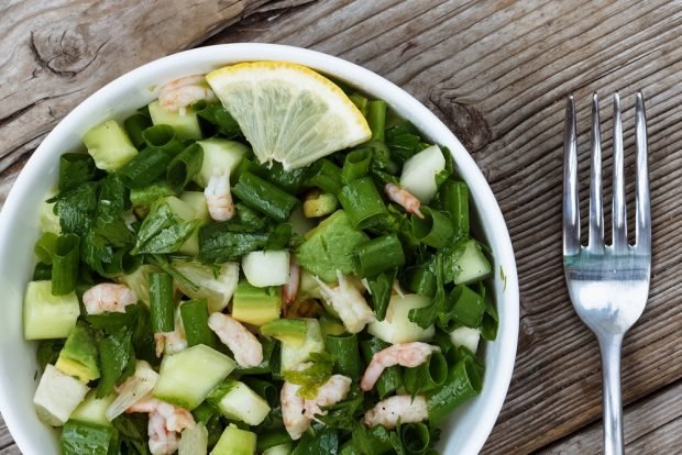 Green salad with shrimp and crab meat is a simple and delicious recipe for how to cook step by step