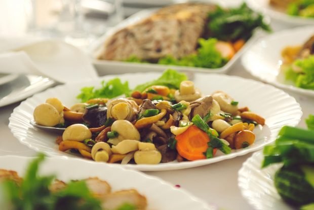 Mushroom salad with carrots is a simple and delicious recipe, how to cook step by step