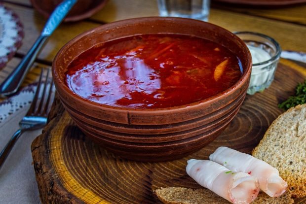 Ukrainian borscht with hunting sausages