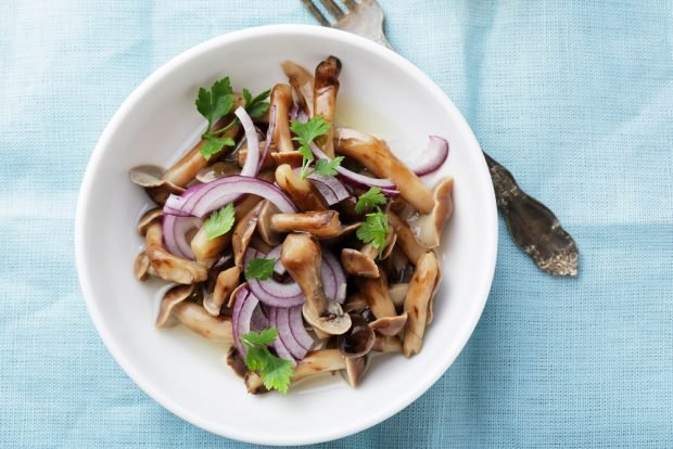 A five-minute salad with pickled mushrooms and onions is a simple and delicious recipe, how to cook step by step