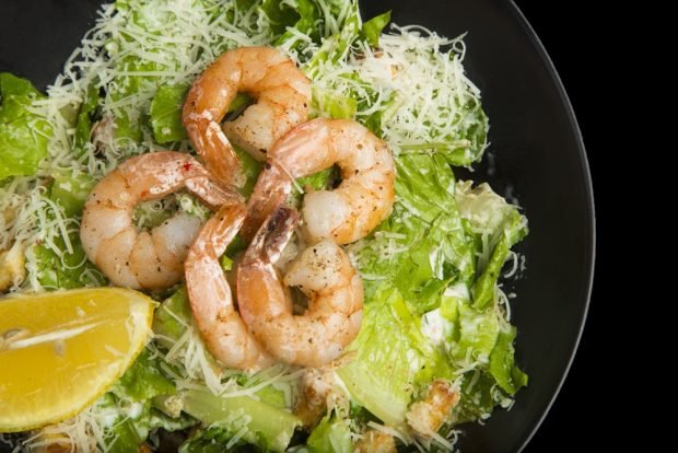 Caesar salad with shrimp and lemon is a simple and delicious recipe, how to cook step by step