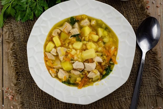 Simple pea soup with chicken