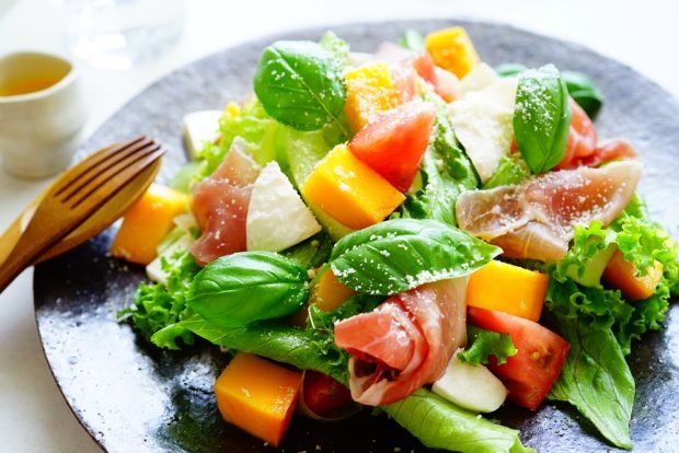 Salad with ham, persimmon and mozzarella – a simple and delicious recipe, how to cook step by step