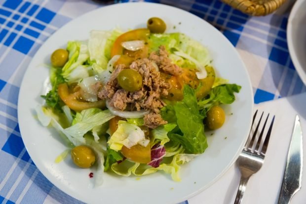 Salad with canned fish and yellow tomatoes – a simple and delicious recipe, how to cook step by step