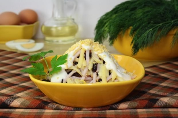 Salad with ham, apples, prunes and eggs – a simple and delicious recipe, how to cook step by step