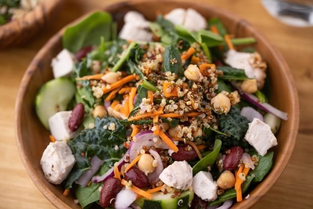 Salad with chicken, quinoa and chickpeas – a simple and delicious recipe, how to cook step by step