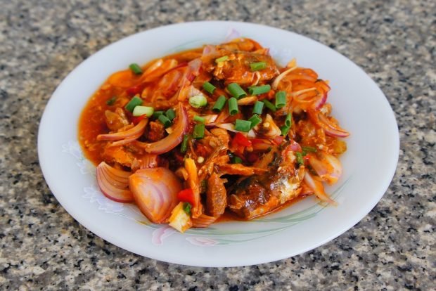 Tomato salad with fish is a simple and delicious recipe, how to cook step by step