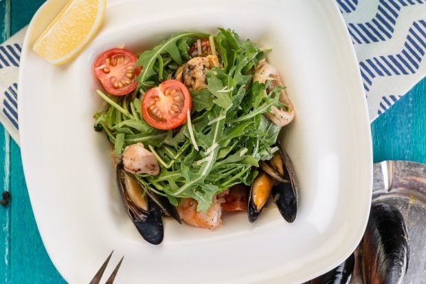 Salad with mussels and arugula – a simple and delicious recipe, how to cook step by step