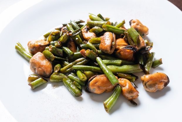 Salad with string beans and mussels – a simple and delicious recipe, how to cook step by step