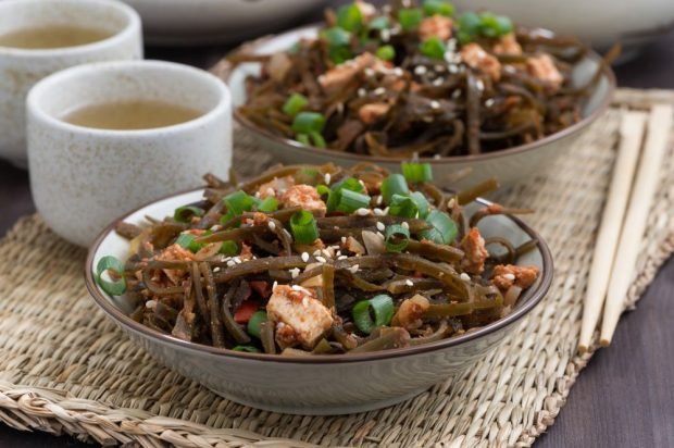 Seaweed salad with tofu and onions