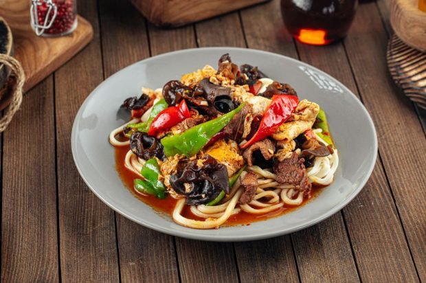 Lagman with veal, mushrooms and bell pepper 