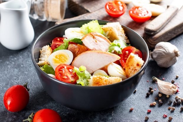 Salad with smoked chicken, quail eggs and crackers – a simple and delicious recipe, how to cook step by step