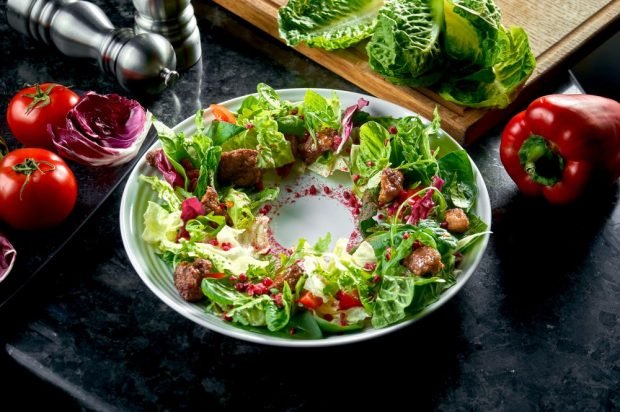 Wreath salad with chicken liver is a simple and delicious recipe for cooking step by step