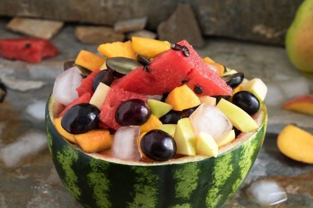 Fruit salad in watermelon is a simple and delicious recipe, how to cook step by step