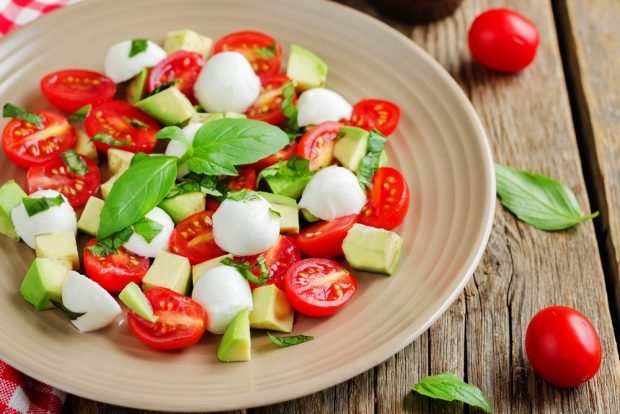 Tomato and mozzarella salad is a simple and delicious recipe, how to cook step by step