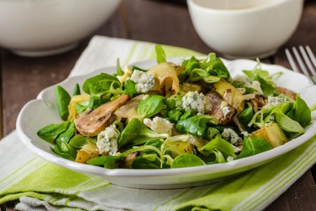 Salad with mushrooms and blue cheese is a simple and delicious recipe, how to cook step by step