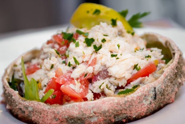 Salad with crab meat and tomatoes – a simple and delicious recipe, how to cook step by step