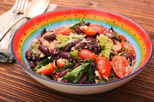 Salad with tuna, red beans and cherry tomatoes