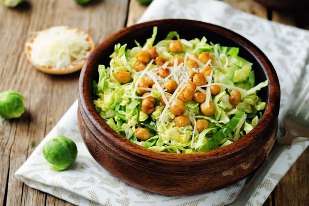 Salad with roasted chickpeas, Brussels sprouts and parmesan – a simple and delicious recipe, how to cook step by step