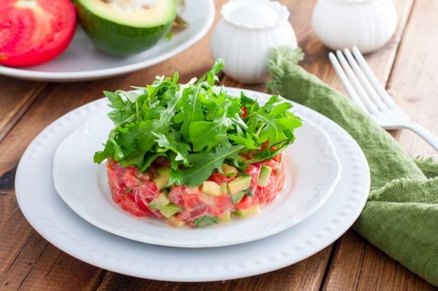 Salad with red fish, avocado and tomatoes – a simple and delicious recipe, how to cook step by step