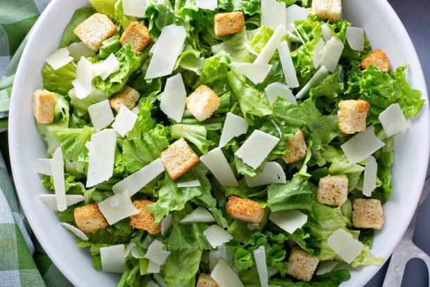 Caesar salad with lettuce and garlic crackers – a simple and delicious recipe, how to cook step by step