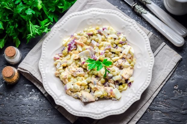 Salad with smoked chicken, peas and purple onions – a simple and delicious recipe, how to cook step by step