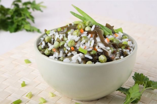 Salad with seaweed, green peas and rice is a simple and delicious recipe, how to cook step by step