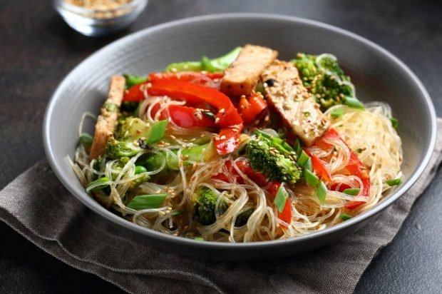 Salad of fried chicken, funchosa, broccoli and bell pepper – a simple and delicious recipe, how to cook step by step