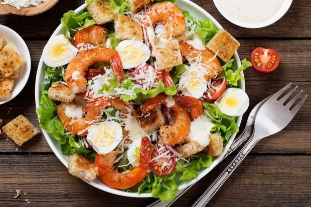 Caesar salad with shrimps and quail eggs is a simple and delicious recipe, how to cook step by step