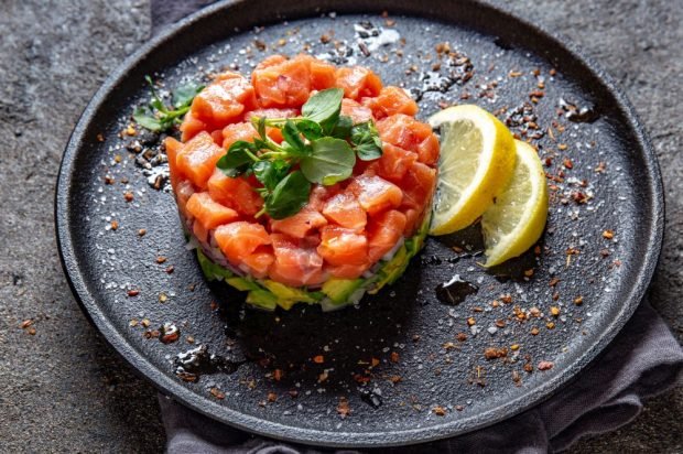 Puff salad with avocado and red fish is a simple and delicious recipe, how to cook step by step