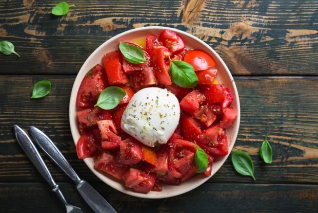 Italian tomato salad is a simple and delicious recipe, how to cook step by step