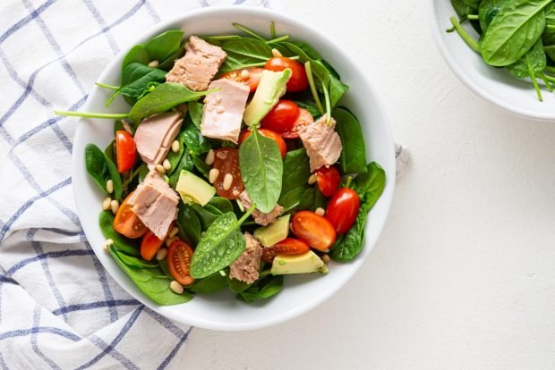 Salad with spinach and tuna – a simple and delicious recipe, how to cook step by step