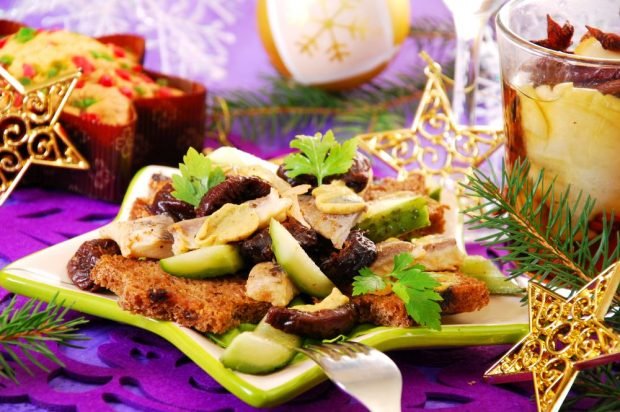 Salad of herring, cucumbers, prunes and crackers – a simple and delicious recipe how to cook step by step