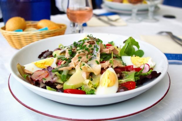 Nicoise with canned fish is a simple and delicious recipe, how to cook step by step